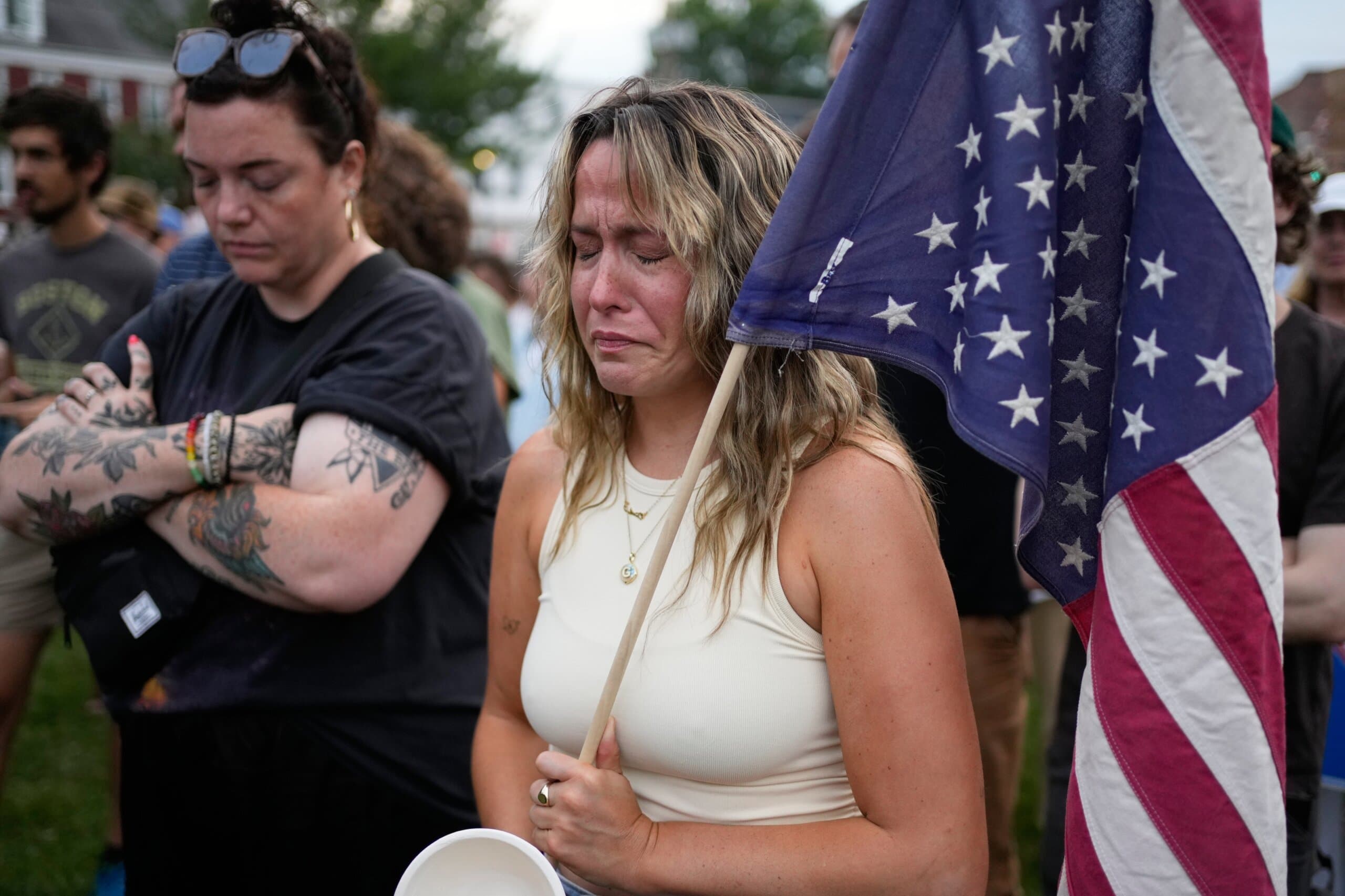 Trump administration orders ICE to suspend most vehicle stops after 2 deadly shootings